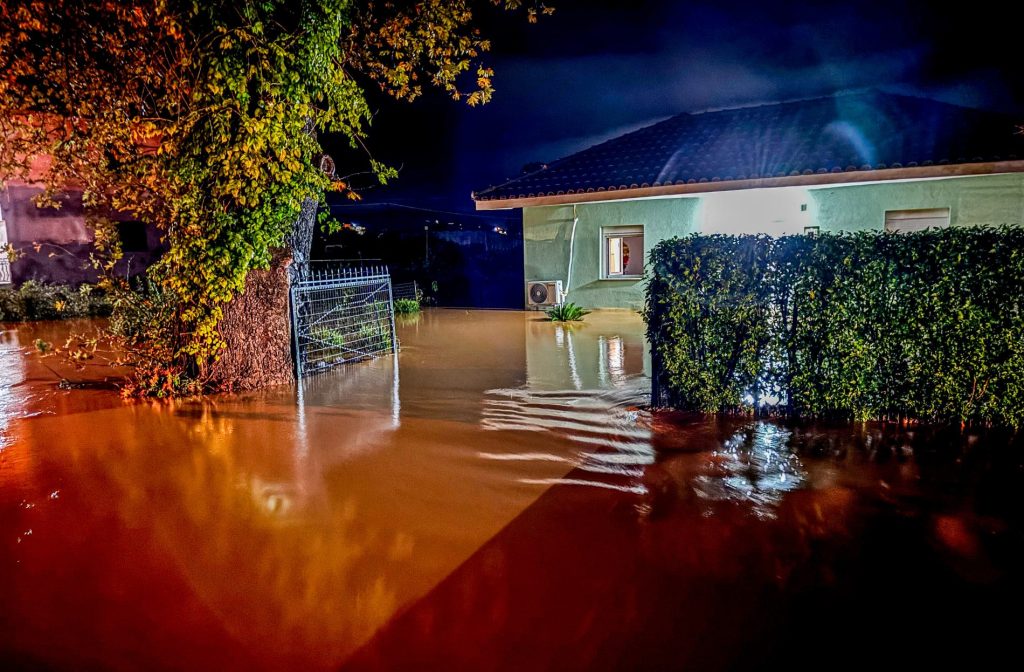 Η κακοκαιρία θεριεύει: «Επιμένει ο επικίνδυνος καιρός» προειδοποιεί ο Μαρουσάκης