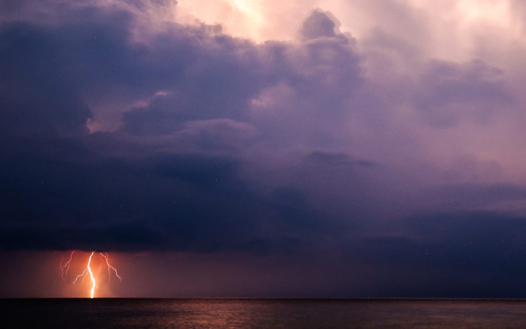 Στο έλεος της κακοκαιρίας - Ραγδαία πτώση της θερμοκρασίας και καταιγίδες