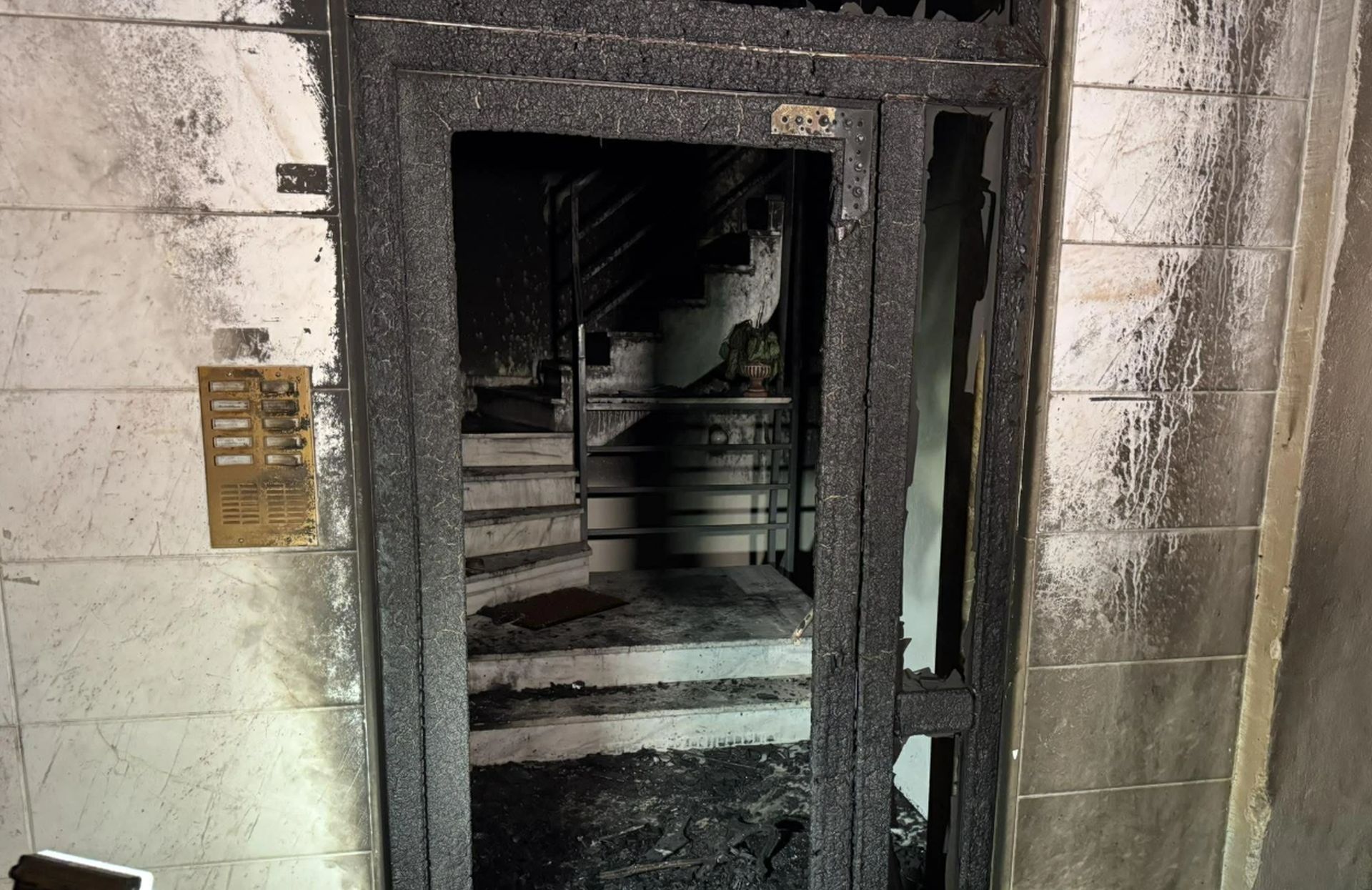 Αναστάτωση στην Καλαμαριά - Έκρηξη στην είσοδο πολυκατοικίας