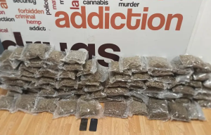 Συνελήφθησαν στο αεροδρόμιο «Ελευθέριος Βενιζέλος» δύο μέλη διεθνούς σπείρας με 44 κιλά ακατέργαστης κάνναβης