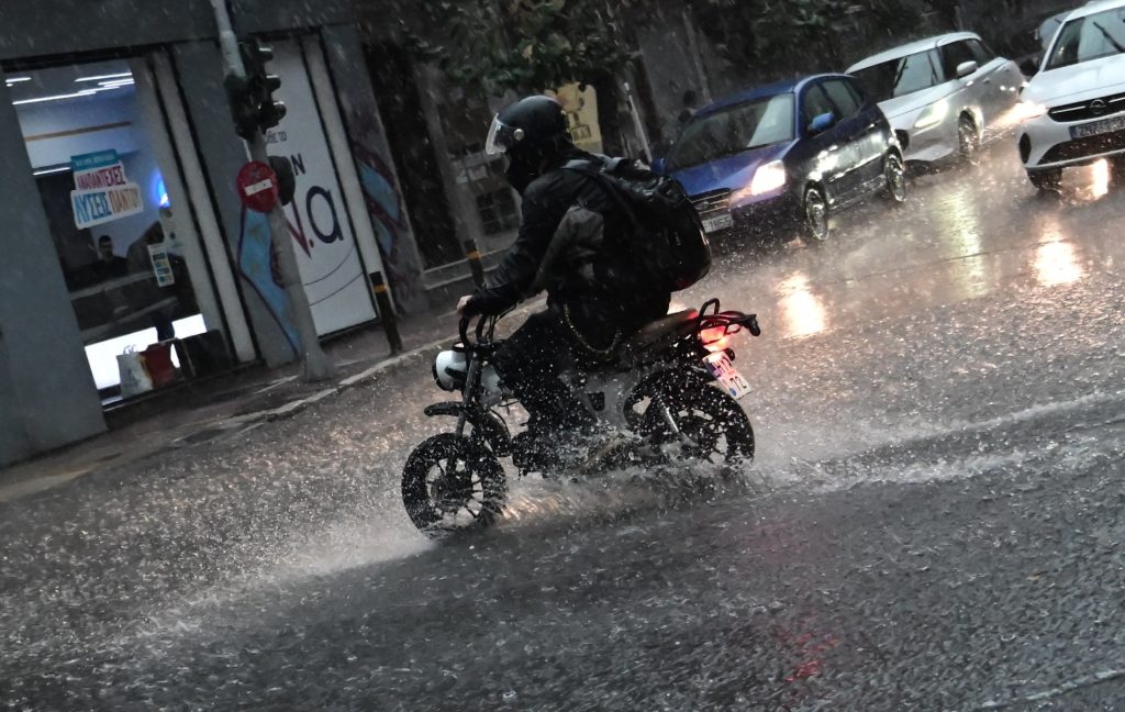 Άνοιξαν οι ουρανοί στην Αττική - Επιμένει και το Σάββατο η κακοκαιρία Adel