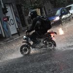 Άνοιξαν οι ουρανοί στην Αττική - Επιμένει και το Σάββατο η κακοκαιρία Adel