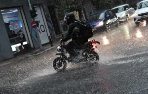 Άνοιξαν οι ουρανοί στην Αττική - Επιμένει και το Σάββατο η κακοκαιρία Adel