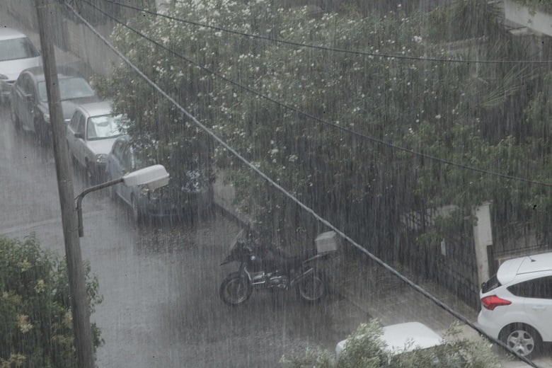 Η ΕΜΥ επικαιροποίησε το έκτακτο δελτίο επιδείνωσης του καιρού – Σε ποιες περιοχές της χώρας προβλέπονται ισχυρές βροχές και καταιγίδες