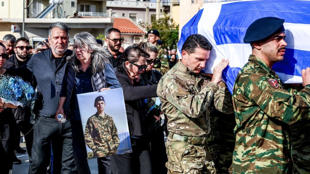 Ράγισαν και οι πέτρες στην κηδεία του 19χρονου οπλίτη