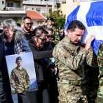 Ράγισαν και οι πέτρες στην κηδεία του 19χρονου οπλίτη
