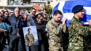 Ράγισαν και οι πέτρες στην κηδεία του 19χρονου οπλίτη