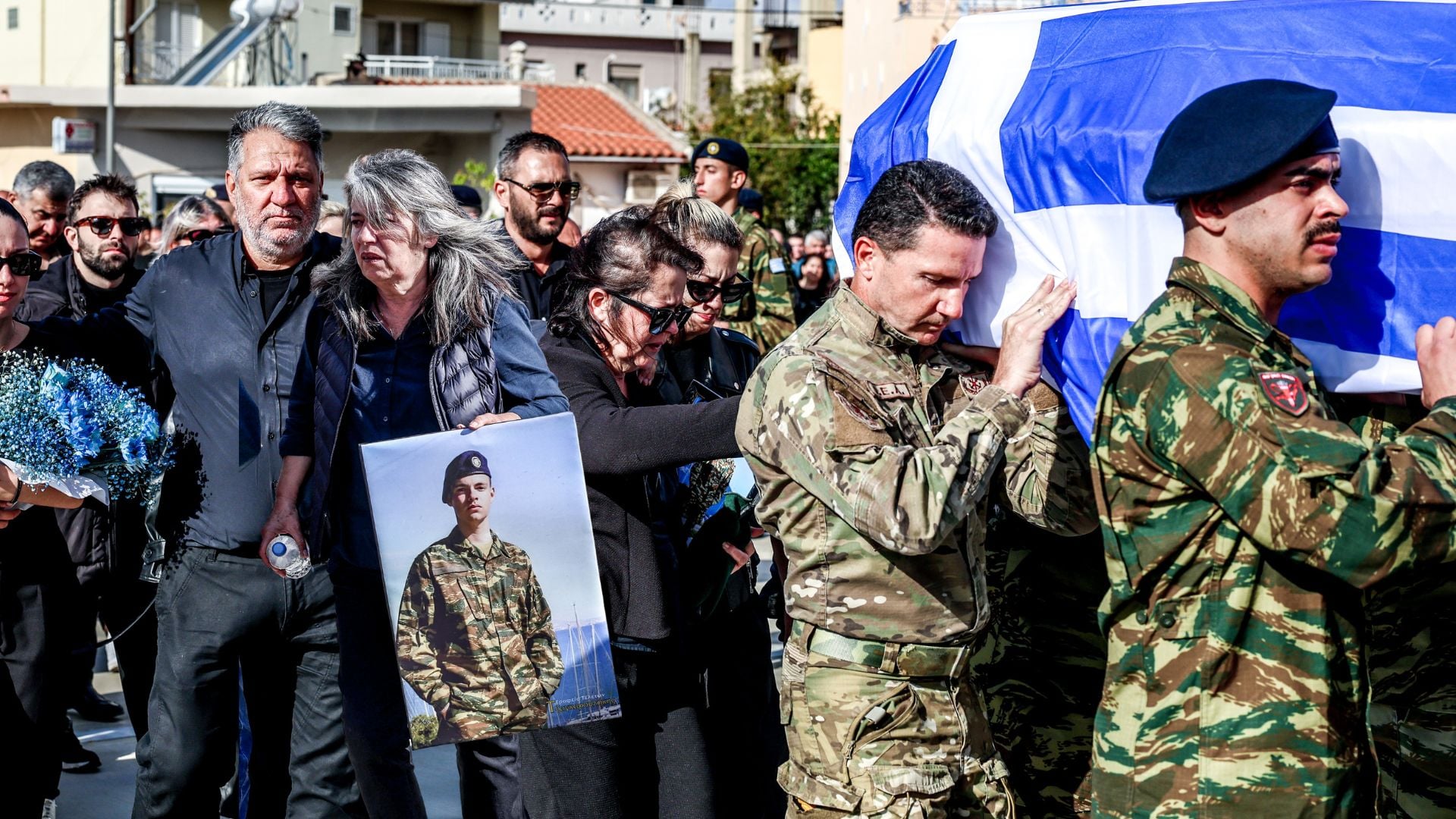 Ράγισαν και οι πέτρες στην κηδεία του 19χρονου οπλίτη