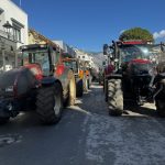 stinoun-bloko-ston-e-65-tin-kyriaki-oi-agrotes-tis-karditsas-stous-dromous-me-trakter-kai-oi-agrotes-ton-grevenon-311572