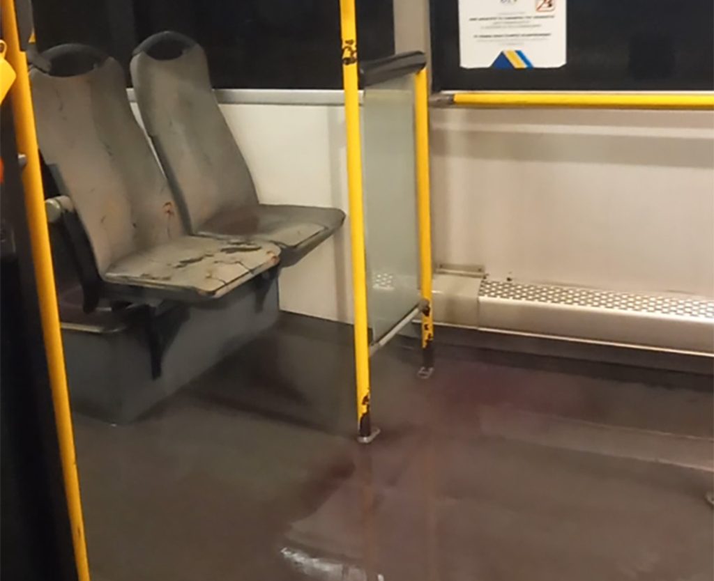 Λεωφορείο–«χαμάμ» στο Πέραμα - Καυτό νερό τρέχει μέσα στο όχημα