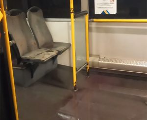 Λεωφορείο–«χαμάμ» στο Πέραμα - Καυτό νερό τρέχει μέσα στο όχημα