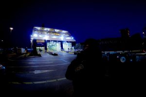 Πανικός στο λιμάνι του Πειραιά - ΙΧ έπεσε στη θάλασσα, κατάφερε να βγει ο οδηγός