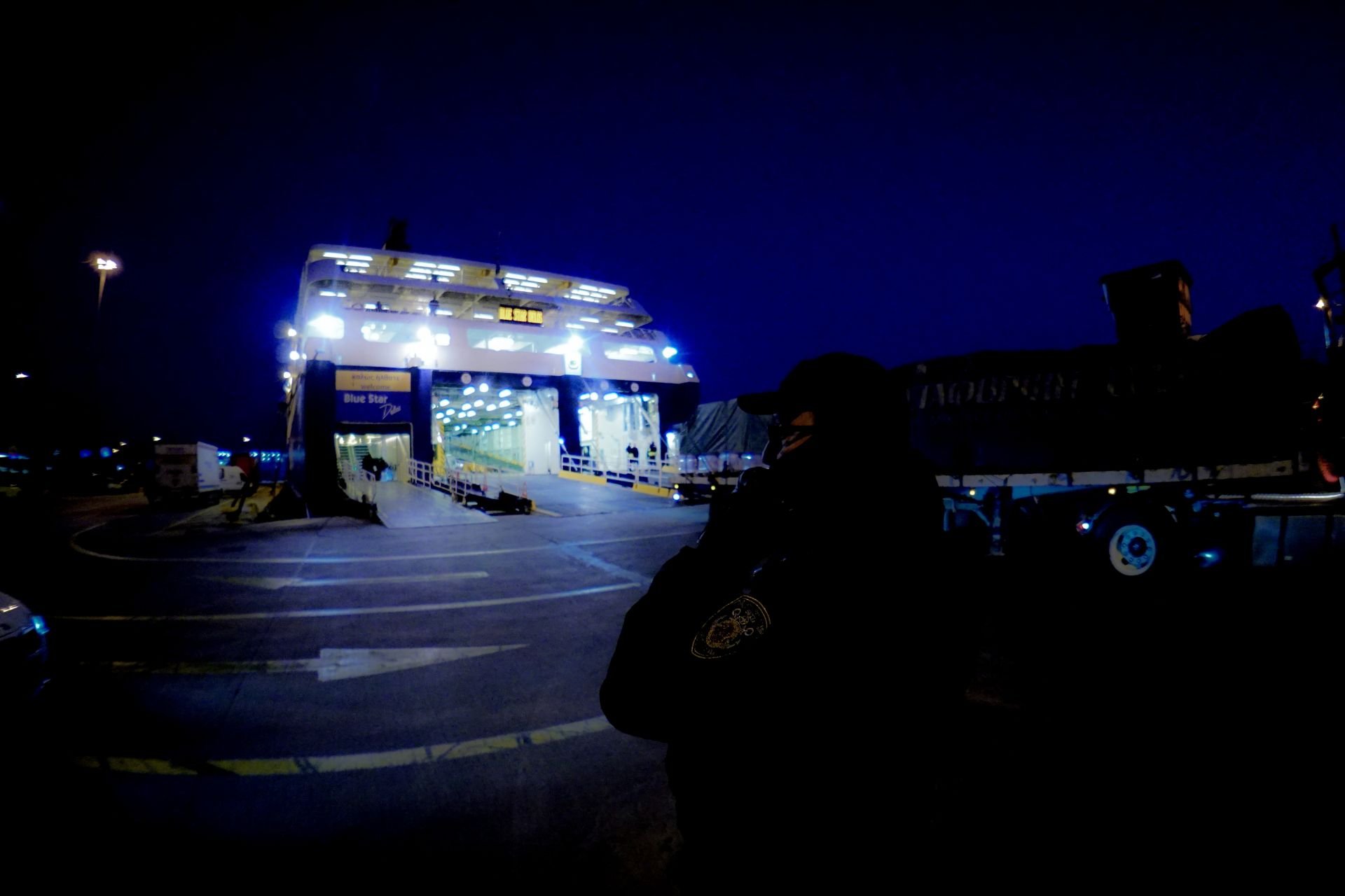 Πανικός στο λιμάνι του Πειραιά - ΙΧ έπεσε στη θάλασσα, κατάφερε να βγει ο οδηγός