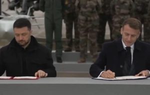 Συμφωνία για την πώληση 100 γαλλικών στρατιωτικών αεροπλάνων Rafale υπέγραψαν Μακρόν και Ζελένσκι