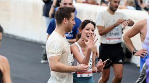 42ος Αυθεντικός Μαραθώνιος: Η πρόταση γάμου-έκπληξη στην Τουρκάλα δρομέα Νουρ Εϊγκούν
