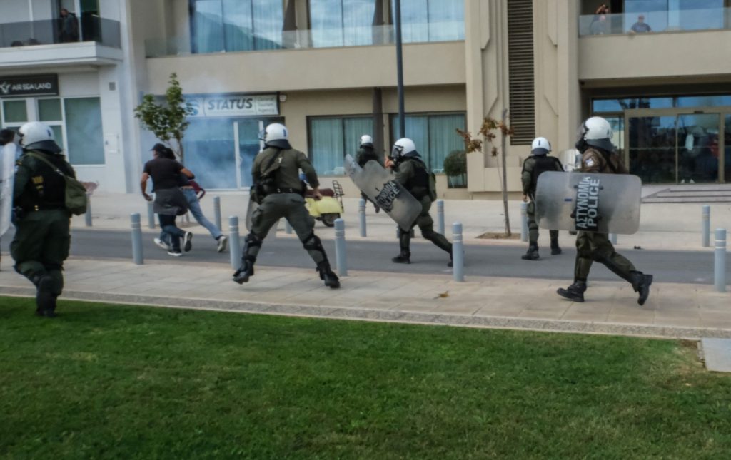 «Μη τον βαράτε, δικός μας είναι» - Τα ΜΑΤ χτύπησαν άνδρα της ασφάλειας γιατί τον μπέρδεψαν με διαδηλωτή