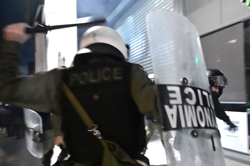 Διατάχθηκε ΕΔΕ για το ξύλο των ΜΑΤ σε θαμώνες καταστημάτων στα Εξάρχεια