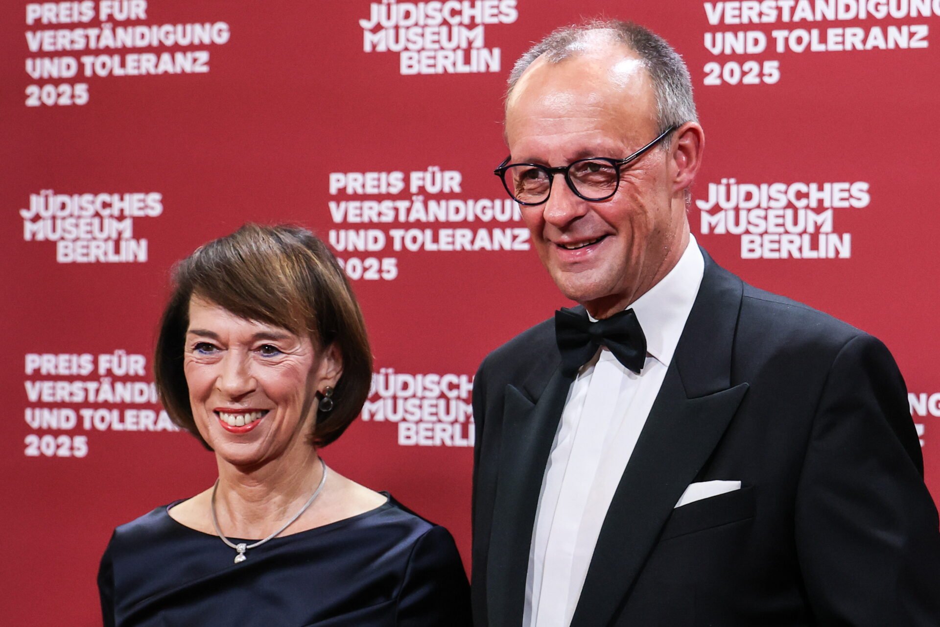 Γερμανία: Αστρονομικά ποσά σε κομμωτές, μακιγιέρ και φωτογράφους ξοδεύει ο Μερτς