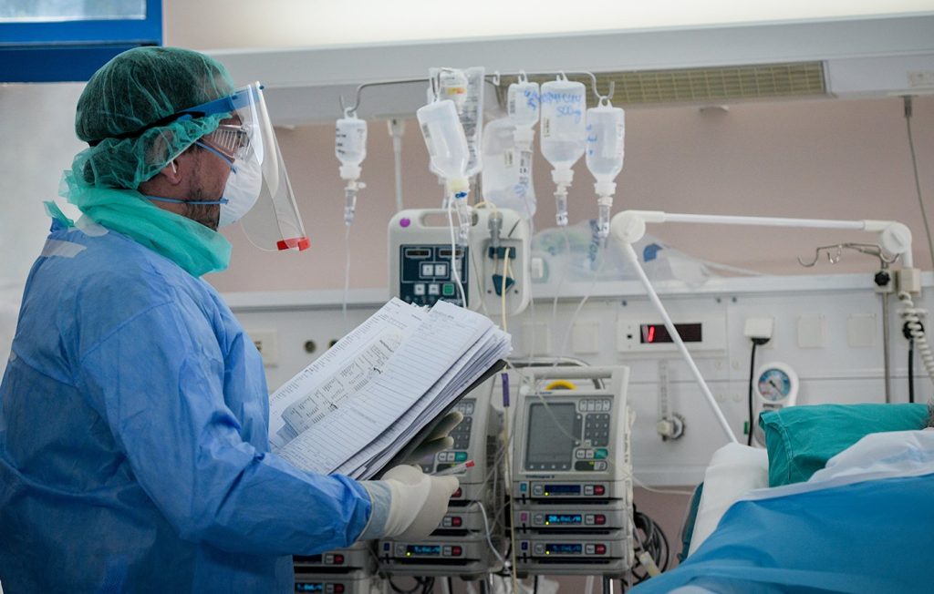 Έξι νέοι θάνατοι από κορονοϊό και ένας από γρίπη την τελευταία εβδομάδα