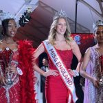 Μις Αγγλία: Η πρώτη γυναίκα που δήλωσε λεσβία κατακτά το στέμμα