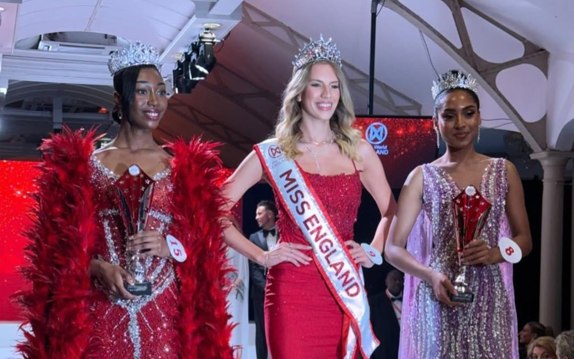 Μις Αγγλία: Η πρώτη γυναίκα που δήλωσε λεσβία κατακτά το στέμμα