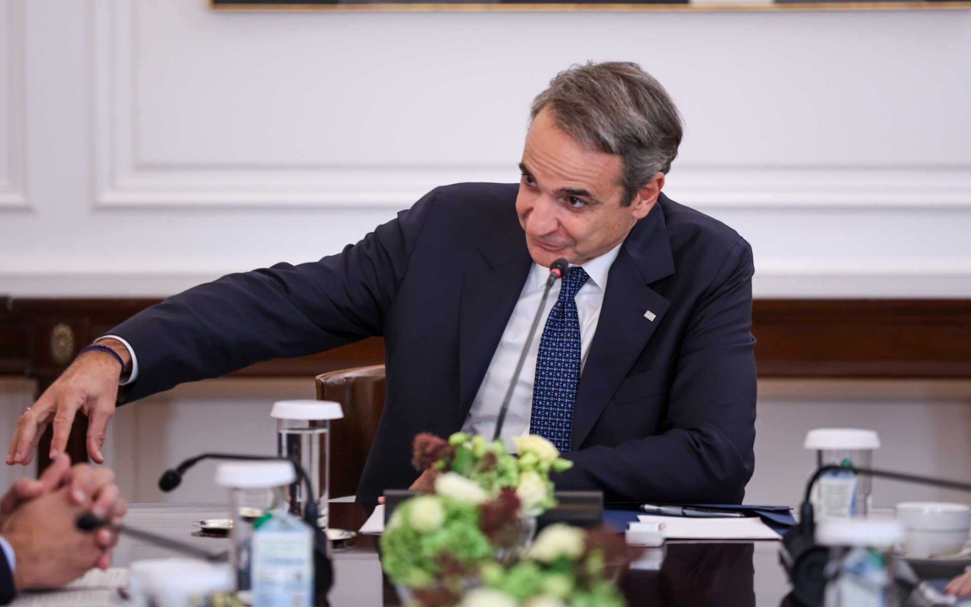 Καφέ κερνά ο Μητσοτάκης του γαλάζιους βουλευτές