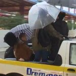 Μοσχάτο: Απίστευτες εικόνες - Μεταφέρουν κόσμο σε καρότσα από τον σταθμό του μετρό