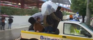 Μοσχάτο: Απίστευτες εικόνες - Μεταφέρουν κόσμο σε καρότσα από τον σταθμό του μετρό