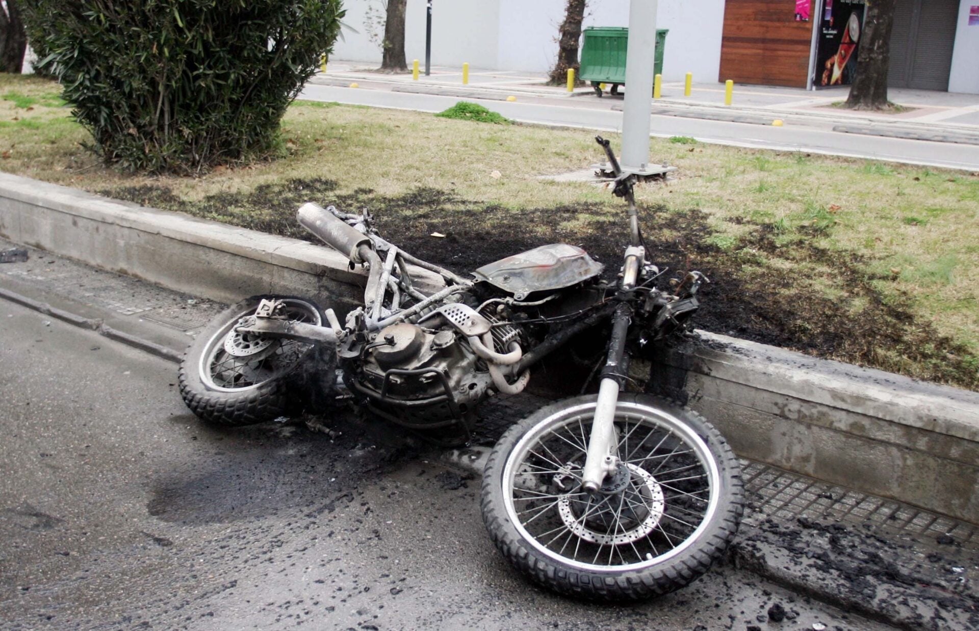 Θεσσαλονίκη: Μοτοσικλέτα τυλίχθηκε στις φλόγες στην είσοδο πολυκατοικίας