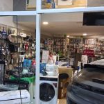 Χαμός στο Ναύπλιο: Αυτοκίνητο προσέκρουσε με σφοδρότητα στην τζαμαρία καταστήματος ηλεκτρικών ειδών – Η οδηγός προσπαθούσε να παρκάρει