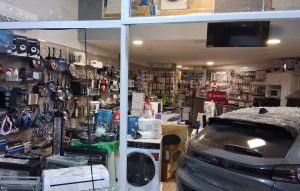 Χαμός στο Ναύπλιο: Αυτοκίνητο προσέκρουσε με σφοδρότητα στην τζαμαρία καταστήματος ηλεκτρικών ειδών – Η οδηγός προσπαθούσε να παρκάρει