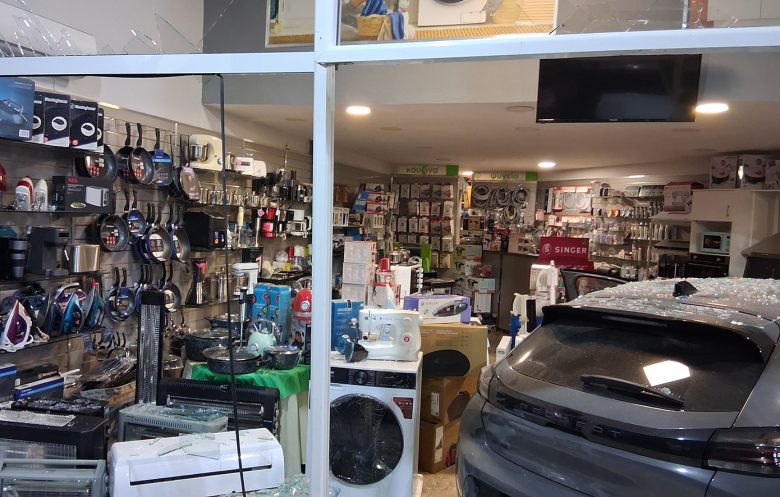 Χαμός στο Ναύπλιο: Αυτοκίνητο προσέκρουσε με σφοδρότητα στην τζαμαρία καταστήματος ηλεκτρικών ειδών – Η οδηγός προσπαθούσε να παρκάρει