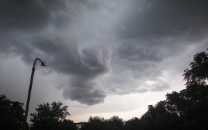 Σποραδικές καταιγίδες και αρκετές νεφώσεις αναμένονται στα περισσότερα μέρη της χώρας