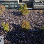 Μεγάλη συγκέντρωση μνήμης στο Νόβι Σαντ για τα θύματα της τραγωδίας στον σιδηροδρομικό σταθμό
