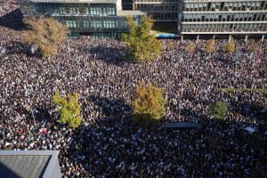 Μεγάλη συγκέντρωση μνήμης στο Νόβι Σαντ για τα θύματα της τραγωδίας στον σιδηροδρομικό σταθμό