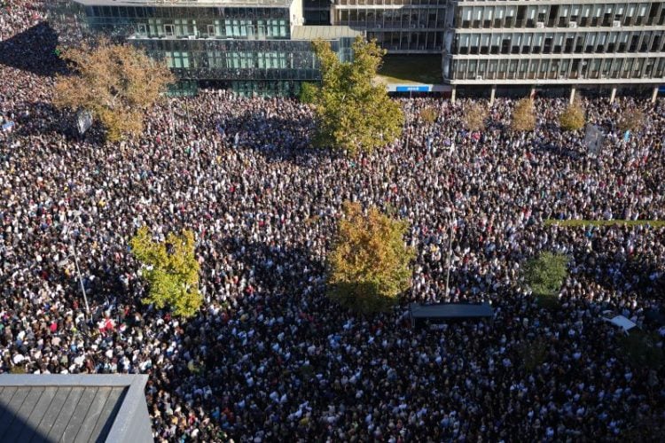 Μεγάλη συγκέντρωση μνήμης στο Νόβι Σαντ για τα θύματα της τραγωδίας στον σιδηροδρομικό σταθμό