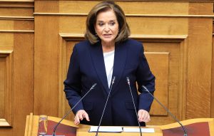 Ντόρα Μπακογιάννη: Ο ΟΠΕΚΕΠΕ είναι ένα από τα μεγαλύτερα λάθη μας και το «πληρώνουμε» τώρα – Ο πατέρας μου είχε παντρέψει κάποιον ξάδερφο ή αδερφό του «Φραπέ»