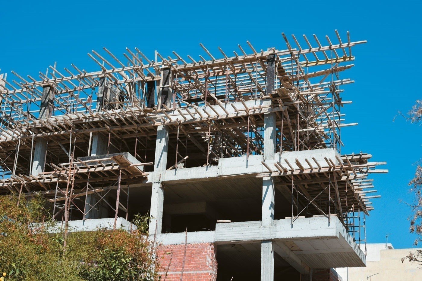 Μειώθηκαν 30% οι νέες οικοδομικές άδειες για κατοικίες στο 8μηνο