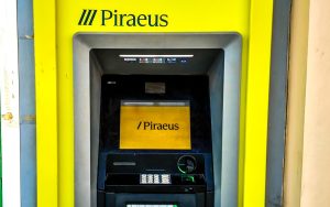 Black Friday: «Χάος» με την κατάρρευση του e-banking της Πειραιώς