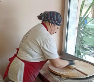 Ταξίδι στον χρόνο με χειροποίητες πίτες ψημένες, όπως παλιά, στο σατς