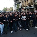 Στην κορυφή της πορείας προς την αμερικανική πρεσβεία η αιματοβαμμένη σημαία-σύμβολο του Πολυτεχνείου