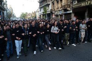 Στην κορυφή της πορείας προς την αμερικανική πρεσβεία η αιματοβαμμένη σημαία-σύμβολο του Πολυτεχνείου