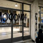 Λάρισα: Παρέμβαση του Ρουβίκωνα στο κτίριο του ΟΣΕ για τα Τέμπη