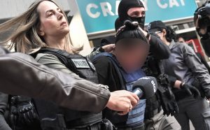 Σαλαμίνα: Για ανθρωποκτονία από πρόθεση κατηγορείται η 46χρονη