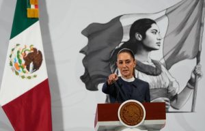 Η πρόεδρος του Μεξικού μηνύει άνδρα που την παρενόχλησε σεξουαλικά στον δρόμο – Φίλησε στο λαιμό την Σέινμπαουμ και προσπάθησε να της πιάσει το στήθος