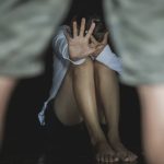 «Ήταν ο δάσκαλος ο μέντορας μου», κατέθεσε η ηθοποιός για το σκηνοθέτη που κατηγορείται ότι αποπειράθηκε να βιάσει την αδελφή της