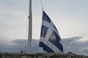 Το μήνυμα Δένδια για τις Ένοπλες Δυνάμεις - Συγκίνηση στην έπαρση της σημαίας στην Ακρόπολη