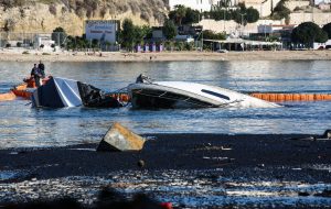 Μαρίνα Ζέας: Από τι ξεκίνησε η φωτιά - Νέες εικόνες από τα φλεγόμενα σκάφη