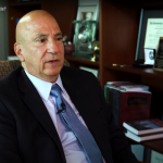 Ο Ελληνοαμερικανός εισαγγελέας Πιτ Σκανδαλάκης ανέλαβε την υπόθεση εναντίον του Τραμπ και άλλων 14 προσώπων