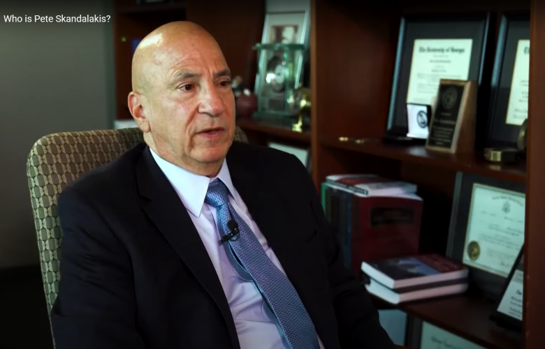 Ο Ελληνοαμερικανός εισαγγελέας Πιτ Σκανδαλάκης ανέλαβε την υπόθεση εναντίον του Τραμπ και άλλων 14 προσώπων